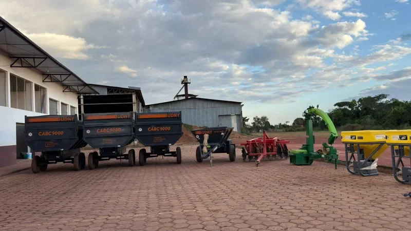 Foto 4 da matéria: Prefeito Aldo Júlio recebe deputado federal Lúcio Mosquini e entrega novos equipamentos para fortalecer a agricultura de Rolim de Moura