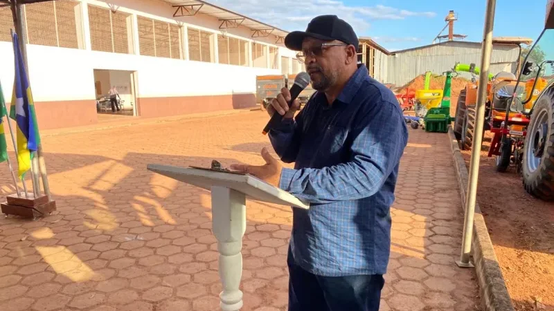 Foto 2 da matéria: Prefeito Aldo Júlio recebe deputado federal Lúcio Mosquini e entrega novos equipamentos para fortalecer a agricultura de Rolim de Moura