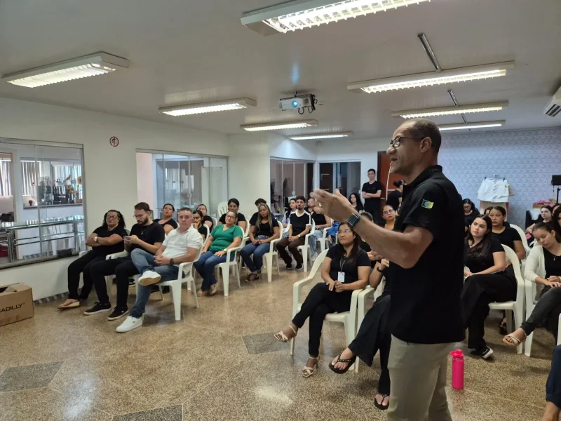 A primeira ação foi realizada na empresa Falcão Confecções, reunindo colaboradores em um momento de orientação e conscientização sobre a importância da adoção de comportamentos seguros no trânsito.