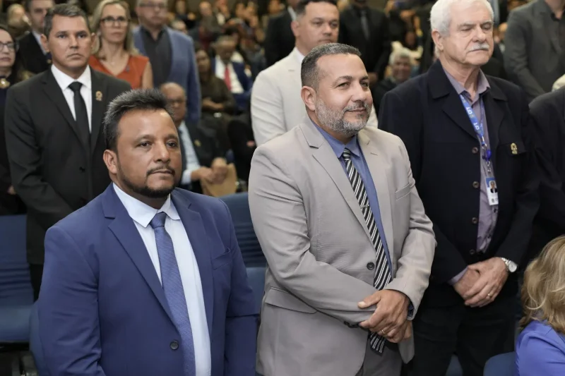 Representante de Rondônia e morador de Rolim de Moura, Roberto Carlos (a esquerda) é empossado no Conselho Federal dos Técnicos Industriais