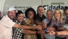 Sílvia Cristina assegura van para o transporte de pacientes no Hospital de...