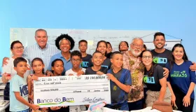 Sílvia Cristina participa da entrega de van para a Apae e recursos para...