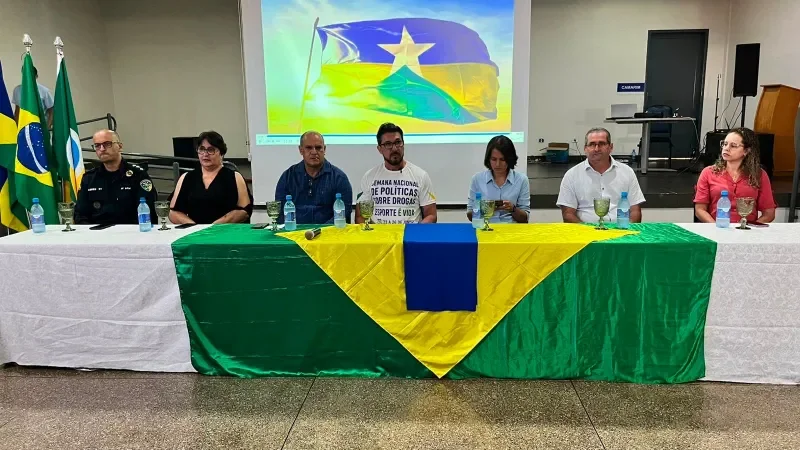 Foto 1 da matéria: Vereadora Janete Lins representa a Câmara Municipal na abertura da Semana Nacional e Estadual de Políticas sobre Drogas