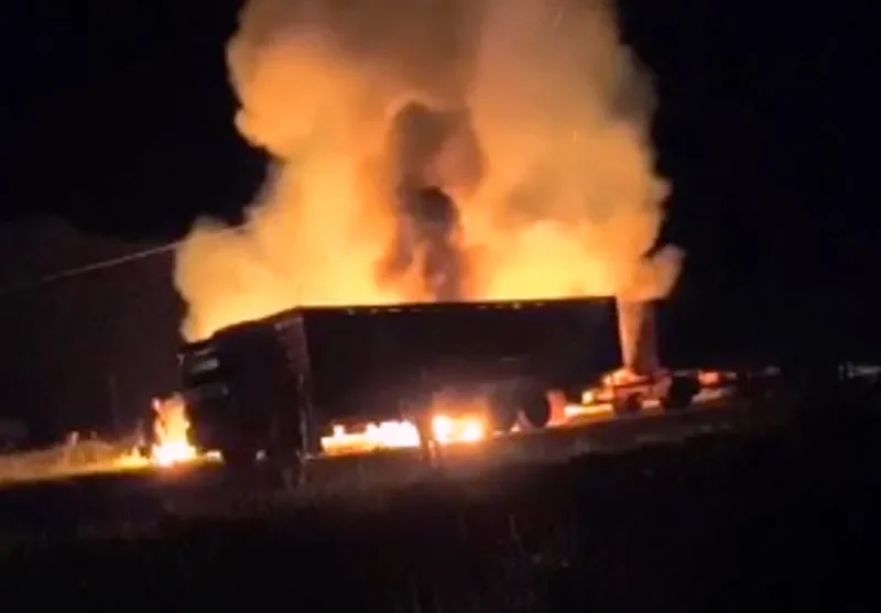 VÍDEO: Incêndio quase destrói caminhão boiadeiro na BR-429, próximo a Alvorada do Oeste