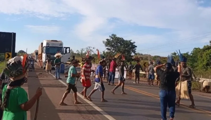 Indígenas bloqueiam a BR-364 para exigir melhorias na saúde, no Riozinho em Cacoal