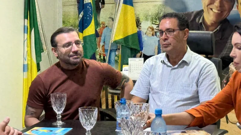 O prefeito de Rolim de Moura, Aldo Júlio, recebeu na manhã desta sexta-feira (10), em seu gabinete, a visita institucional do deputado estadual Ribeiro do Sinpol.