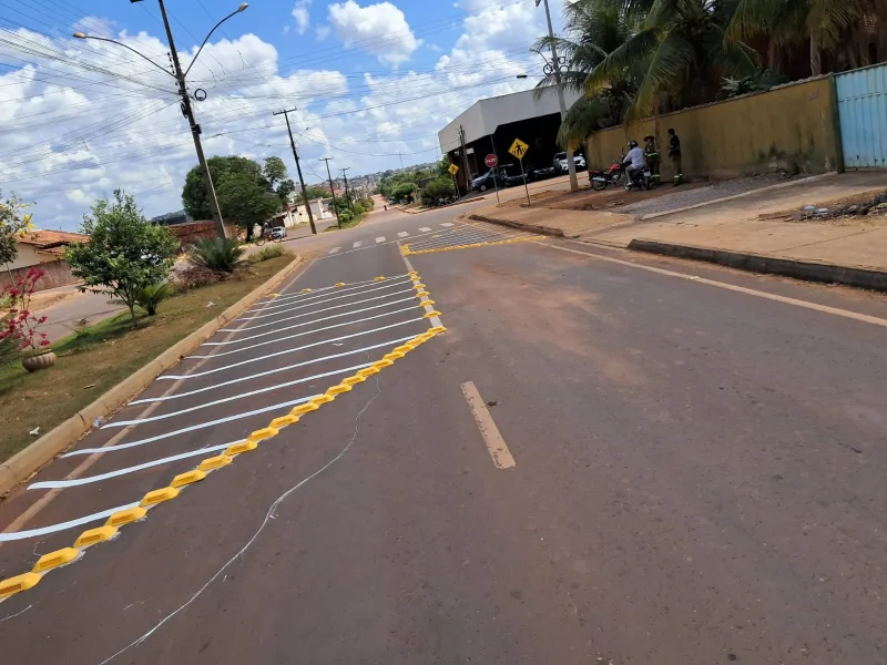 Na Avenida Fortaleza com a Rua Esperantina, foi implantado um dispositivo de moderação de tráfego denominado chicana.
