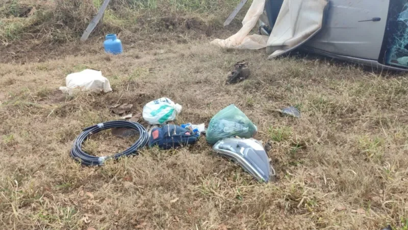 Foto 2 da matéria: Caminhonete capota após ser fechada por caminhão na RO-010; casal é salvo por médicas que passavam pelo local