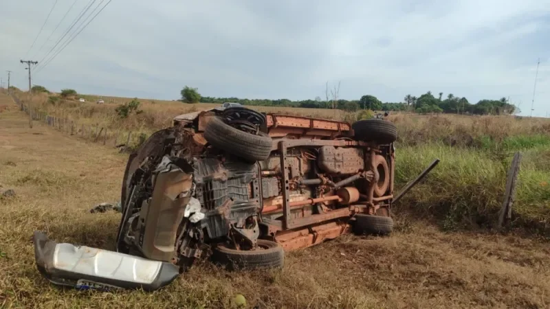 Foto 1 da matéria: Caminhonete capota após ser fechada por caminhão na RO-010; casal é salvo por médicas que passavam pelo local