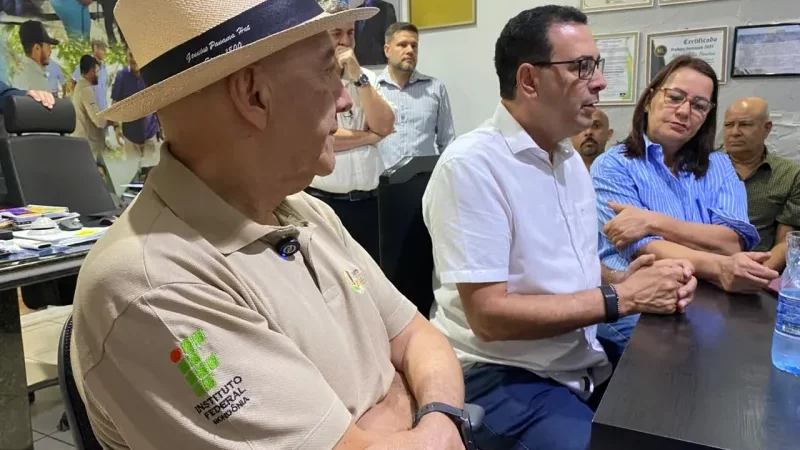 Foto 5 da matéria: Ao recepcionar Confúcio Moura, Aldo Júlio destaca parceria que garantiu R$ 67 milhões para Rolim de Moura