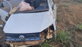 Bombinhas lançadas na BR-429 provocam capotamento de Saveiro e deixam jovem em...