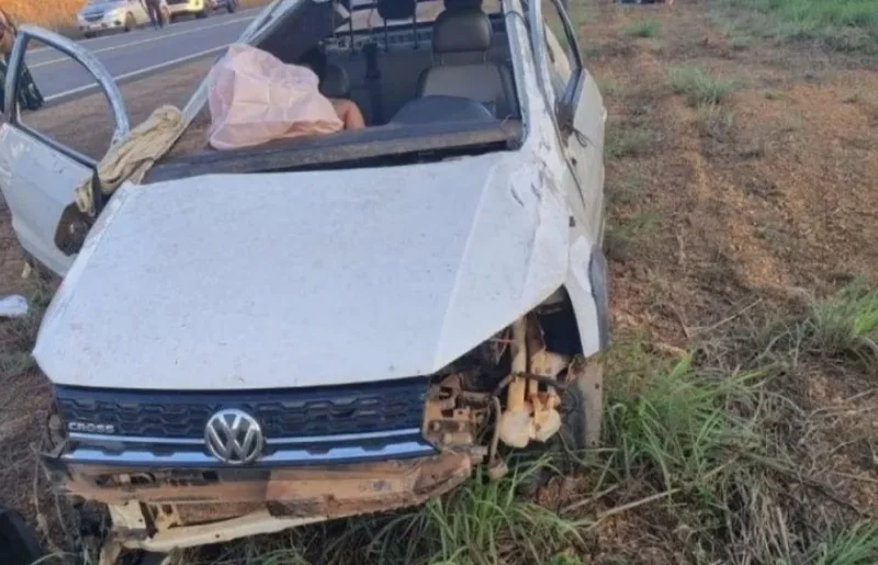 Bombinhas lançadas na BR-429 provocam capotamento de Saveiro e deixam jovem em estado grave