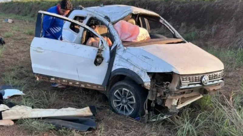 Foto 1 da matéria: Bombinhas lançadas na BR-429 provocam capotamento de Saveiro e deixam jovem em estado grave