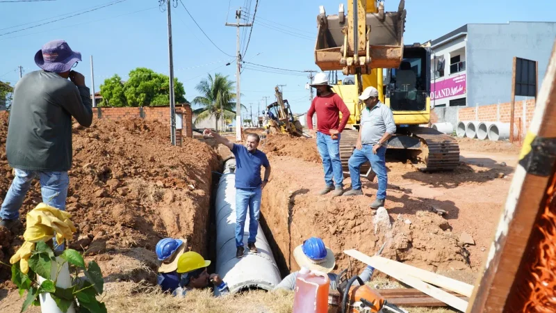 Após a execução de obras de drenagem, inicia-se agora a pavimentação da Avenida Copacabana e da Rua Piauí