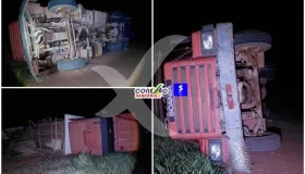 Caminhão carregado com lenha tomba na Linha 208, em Cacoal