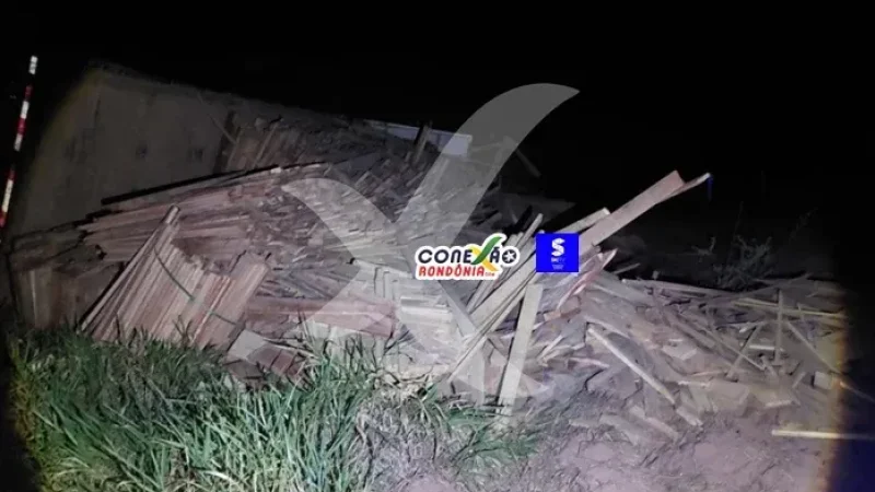 Foto 1 da matéria: Caminhão carregado com lenha tomba na Linha 208, em Cacoal
