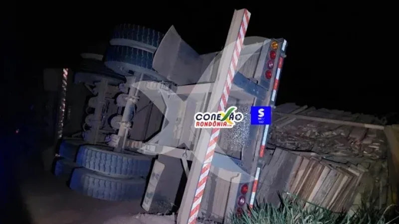 Foto 2 da matéria: Caminhão carregado com lenha tomba na Linha 208, em Cacoal
