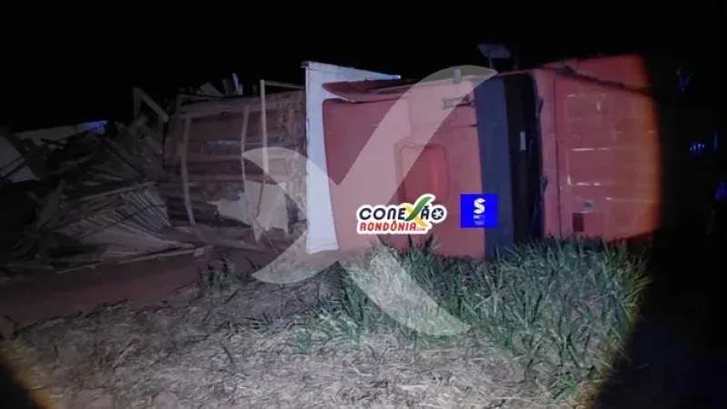 Foto 3 da matéria: Caminhão carregado com lenha tomba na Linha 208, em Cacoal