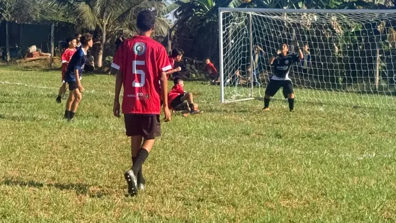 Foto 1 da matéria: Centro de Desenvolvimento de Futebol do Rolim de Moura Esporte Clube inicia atividades com grande participação