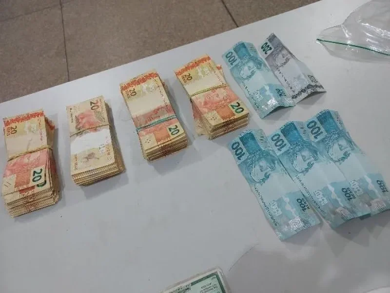 Duas mulheres são presas com 1 kg de haxixe e R$ 8,3 mil em Vilhena