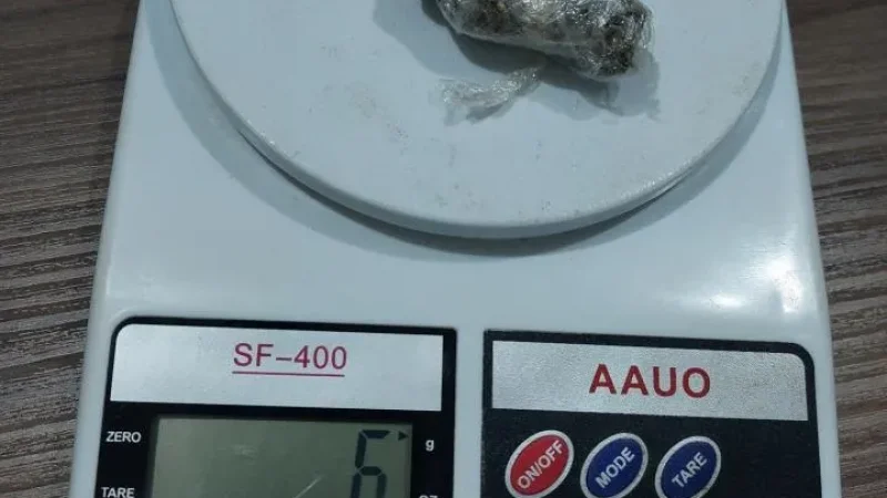 Foto 1 da matéria: Duas mulheres são presas com 1 kg de haxixe e R$ 8,3 mil em Vilhena