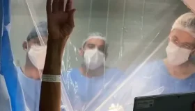 Em Cacoal: Paciente com Parkinson volta a mover as mãos durante cirurgia após...