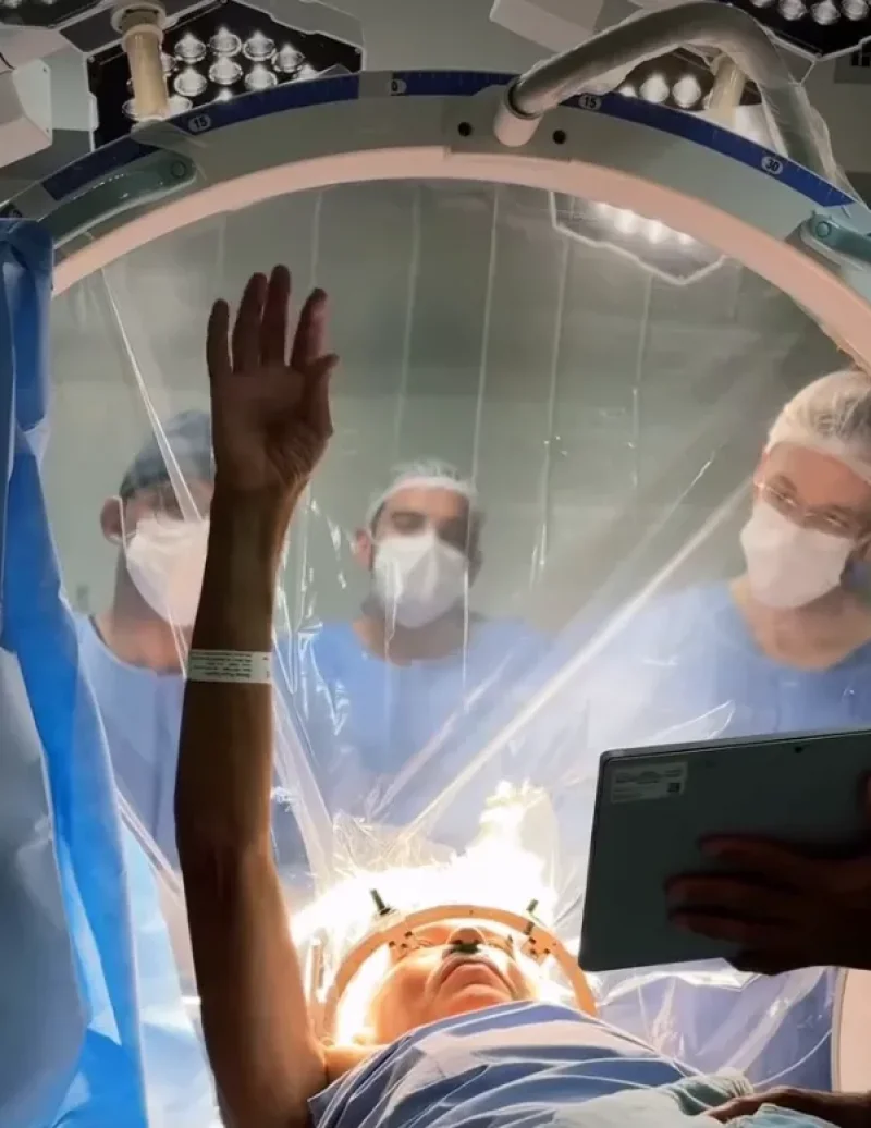 Em Cacoal: Paciente com Parkinson volta a mover as mãos durante cirurgia após 14 anos
