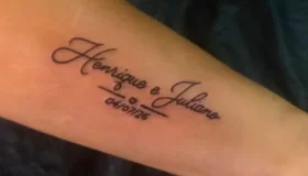 Fã faz tatuagem em homenagem à dupla Henrique & Juliano horas antes de show...