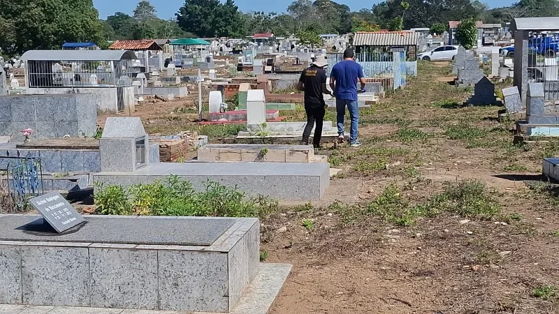 Foto 1 da matéria: Homem desaparecido é encontrado morto dentro de túmulo em cemitério da capital