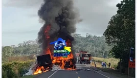 Jaru: Carretas colidem de frente e pegam fogo na BR 364