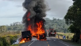 Jaru: Carretas colidem de frente e pegam fogo na BR 364