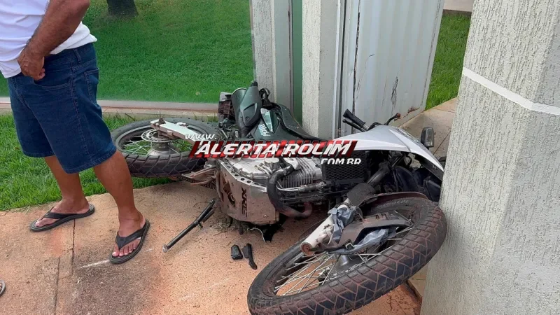 Foto 1 da matéria: Jovem de 18 anos é arremessado e sofre traumatismo craniano em acidente entre moto e carro em Rolim de Moura