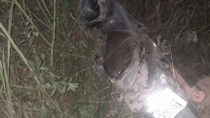 Foto 1 da matéria: Jovem morre após grave acidente próximo à ponte do Rio Anta na RO-383, em Rolim de Moura