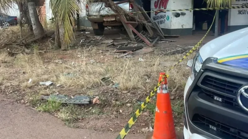 Foto 1 da matéria: Motorista provoca grave acidente e deixa casal e criança feridos, em Rolim de Moura