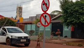 Motoristas devem ficar atentos à nova mão única em frente à Escola Maria...