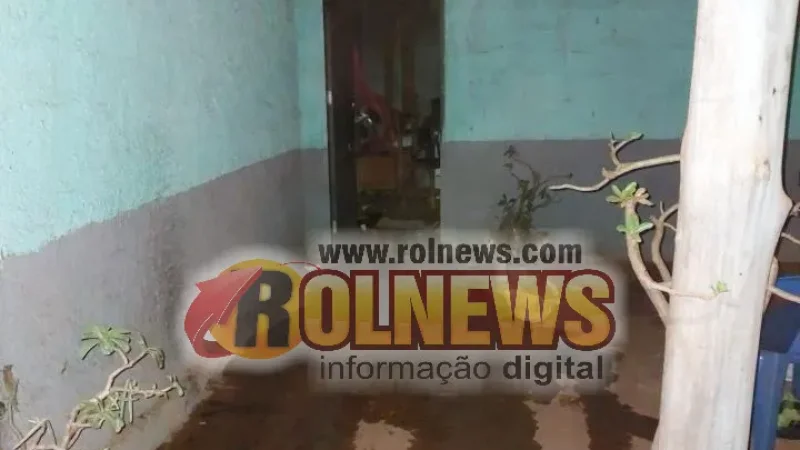 Foto 1 da matéria: Mulher é presa após incendiar casa com três crianças e moradores dormindo em Rolim de Moura