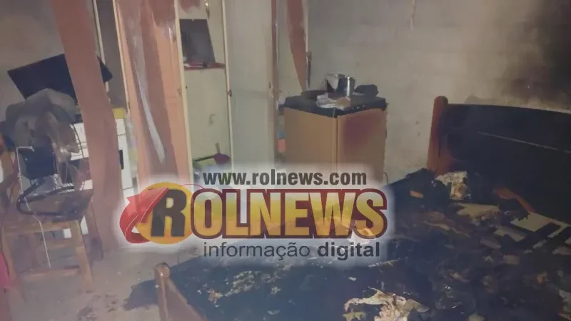 Foto 3 da matéria: Mulher é presa após incendiar casa com três crianças e moradores dormindo em Rolim de Moura