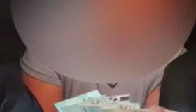 Mulher tenta subornar policiais com dinheiro do Bolsa Família em Ji-Paraná
