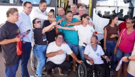 Prefeito Aldo Júlio e deputado Cirone Deiró entregam micro-ônibus para APAE...