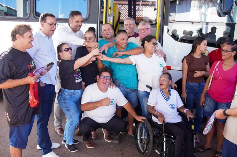 Prefeito Aldo Júlio e deputado Cirone Deiró entregam micro-ônibus para APAE e fortalecem atendimento a 232 pessoas em Rolim de Moura