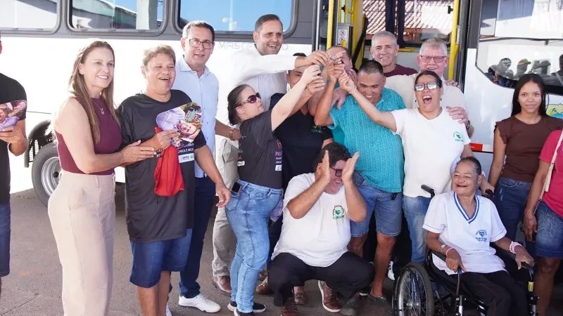 Foto 1 da matéria: Prefeito Aldo Júlio e deputado Cirone Deiró entregam micro-ônibus para APAE e fortalecem atendimento a 232 pessoas em Rolim de Moura
