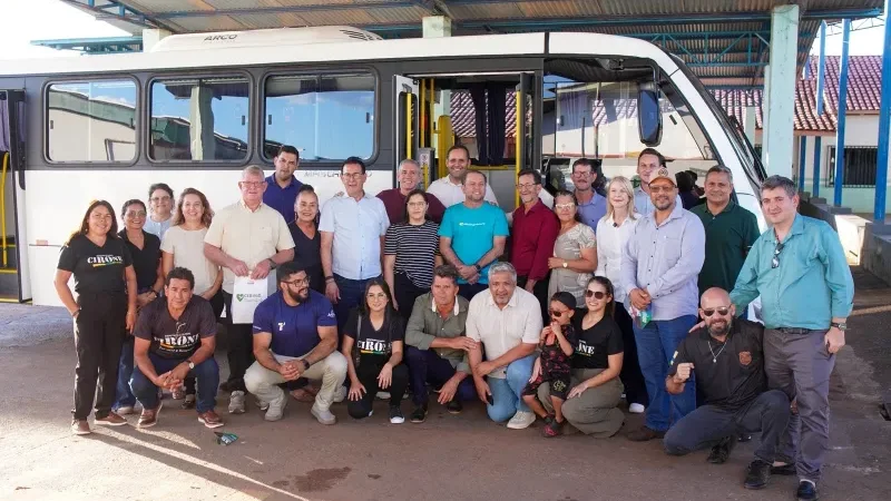 Foto 2 da matéria: Prefeito Aldo Júlio e deputado Cirone Deiró entregam micro-ônibus para APAE e fortalecem atendimento a 232 pessoas em Rolim de Moura