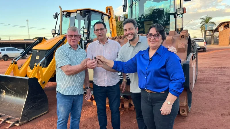Prefeito Aldo Júlio recebe novos maquinários e destaca parceria com deputado Maurício Carvalho para fortalecer infraestrutura de Rolim de Moura