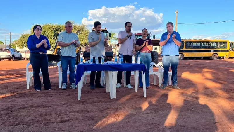 Foto 1 da matéria: Prefeito Aldo Júlio recebe novos maquinários e destaca parceria com deputado Maurício Carvalho para fortalecer infraestrutura de Rolim de Moura