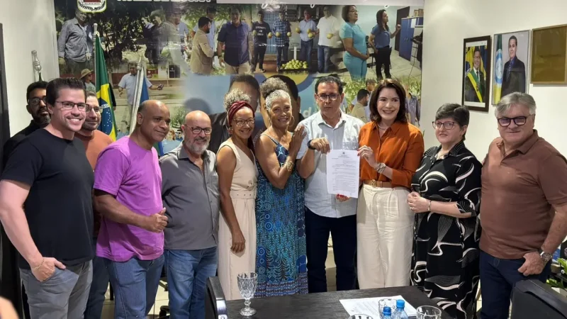 A nova legislação, originada do Projeto de Lei nº 073/2026, de autoria do vereador Marquinho do Som, estabelece diretrizes para incentivar o conhecimento e a valorização das obras produzidas por escritores de Rolim de Moura no ambiente escolar.