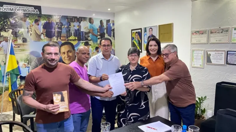 Foto 3 da matéria: Prefeito Aldo Júlio sanciona lei que valoriza autores locais nas escolas da rede municipal