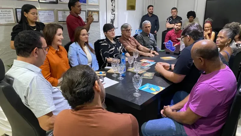 Foto 1 da matéria: Prefeito Aldo Júlio sanciona lei que valoriza autores locais nas escolas da rede municipal