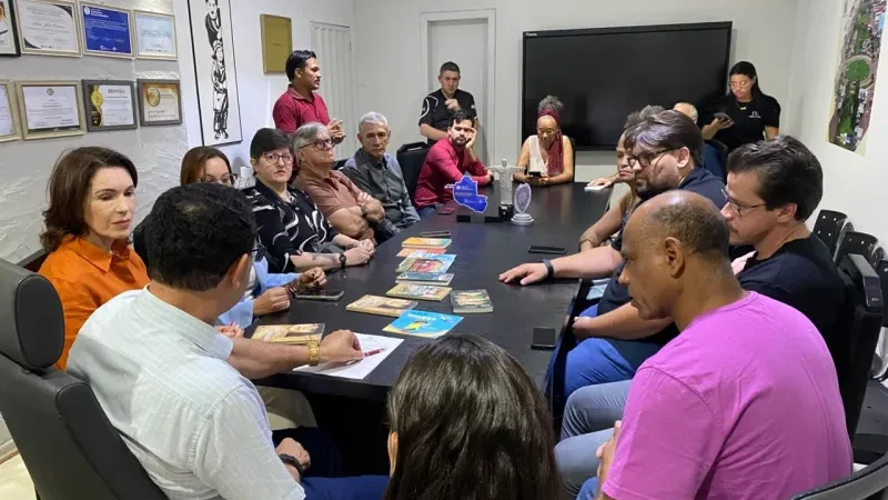 Foto 2 da matéria: Prefeito Aldo Júlio sanciona lei que valoriza autores locais nas escolas da rede municipal