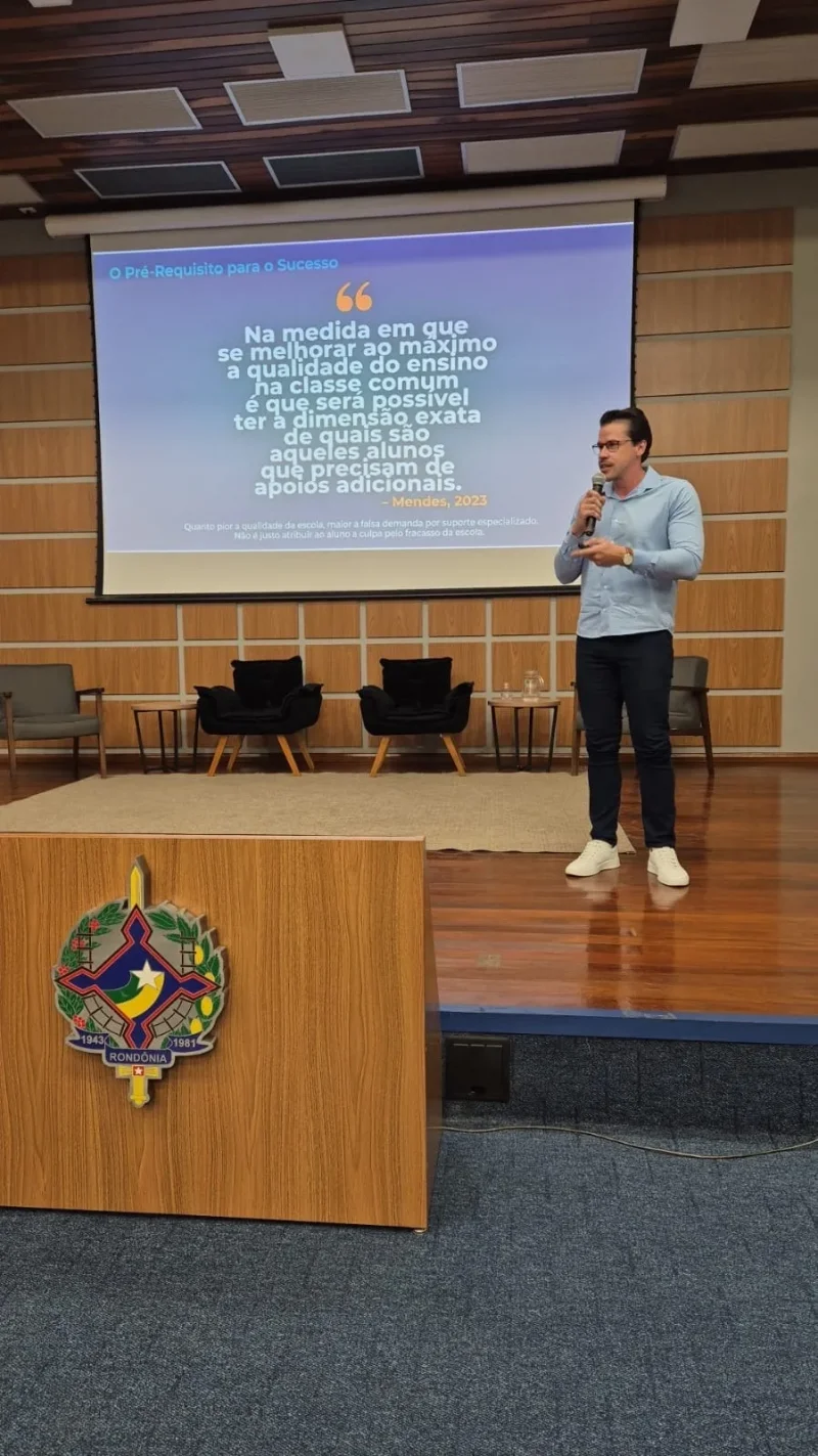 Wander Barcelar atuou como palestrante, compartilhando experiências e reflexões sobre práticas educacionais voltadas ao fortalecimento de uma educação mais inclusiva e humanizada.
