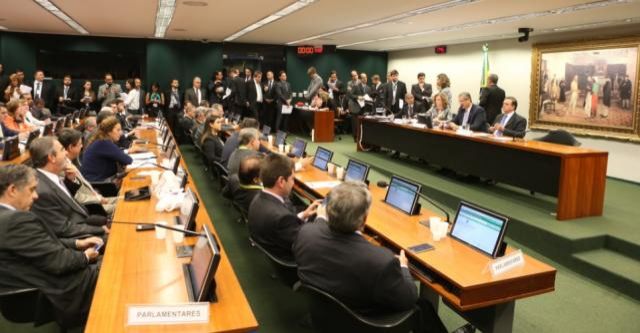 Comissão do impeachment tem mais acusações que Dilma, diz jornal americano